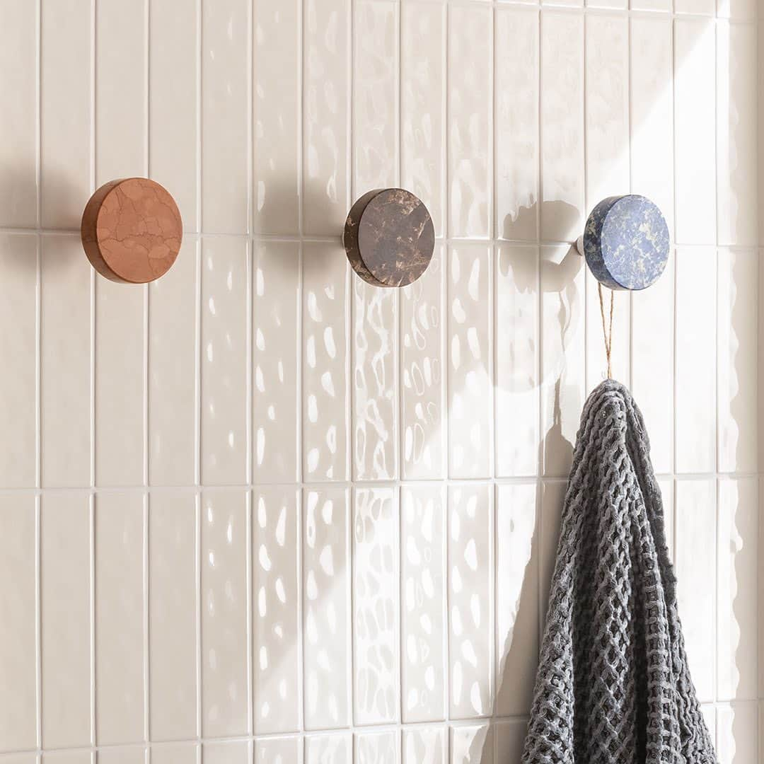 平田タイル_AQUAPiA ENJOY BATHROOM EXPERIENCEのインスタグラム：「. Brand New Products of @ext_design From FIRENZE,ITALY Crafted By Tuscan Artisans DOTS（ドッツ）  ドッツはどこか懐かしいデザインの、大理石製フックです。80mmと大きめのハンガーは、コート・バスローブ・バッグなど色々なものを掛けることができます。  今年、新色として ラピスラズリ エンペラドールダーク ロッソヴェローナ の3色を追加。空間のアクセントとしてもお楽しみいただけます。  本製品を掲載した新カタログのご請求は、プロフィールのHPより。  #DOTS #ラピスラズリ #HirataTileCollection  #bathroom #バスルーム #サニタリー #手洗器 #手洗いボウル #洗面ボウル #洗面器 #水周り #造作洗面台 #洗面台 #洗面所 #セカンド洗面 #マンションインテリア #リノベーション #リノベ #シンプル #ホテルライク #ホテルライクインテリア #こだわりの家 #注文住宅 #デザイナーズ住宅 #暮らしを楽しむ #平田タイル #hiratatile #アクアピア #aquapia」