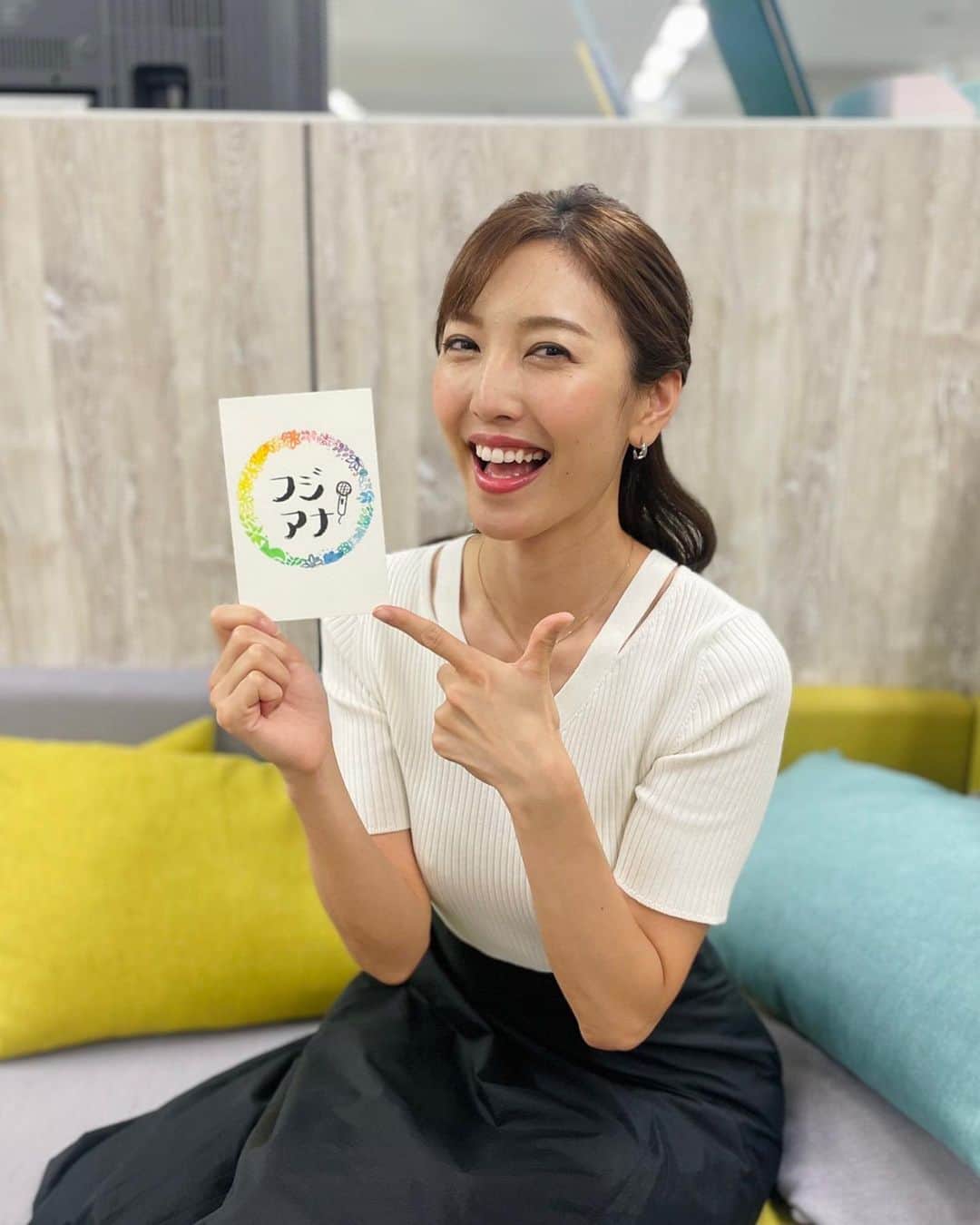 フジテレビアナウンサーのインスタグラム：「小澤陽子です🌻  先日開設した、フジアナの公式Twitter𓅿💙 アカウントのプロフィール画像を 描かせていただきました👩🏻‍🎨🎨✨  フジアナがそれぞれ、十人十色、 カラフルに輝きますように🌈 という想いを込めました🦄  〝隠れ◯◯〟が２つほど隠れているので 是非拡大して探してみてください😆  まだの方！ 是非フォローお願いします🐣」