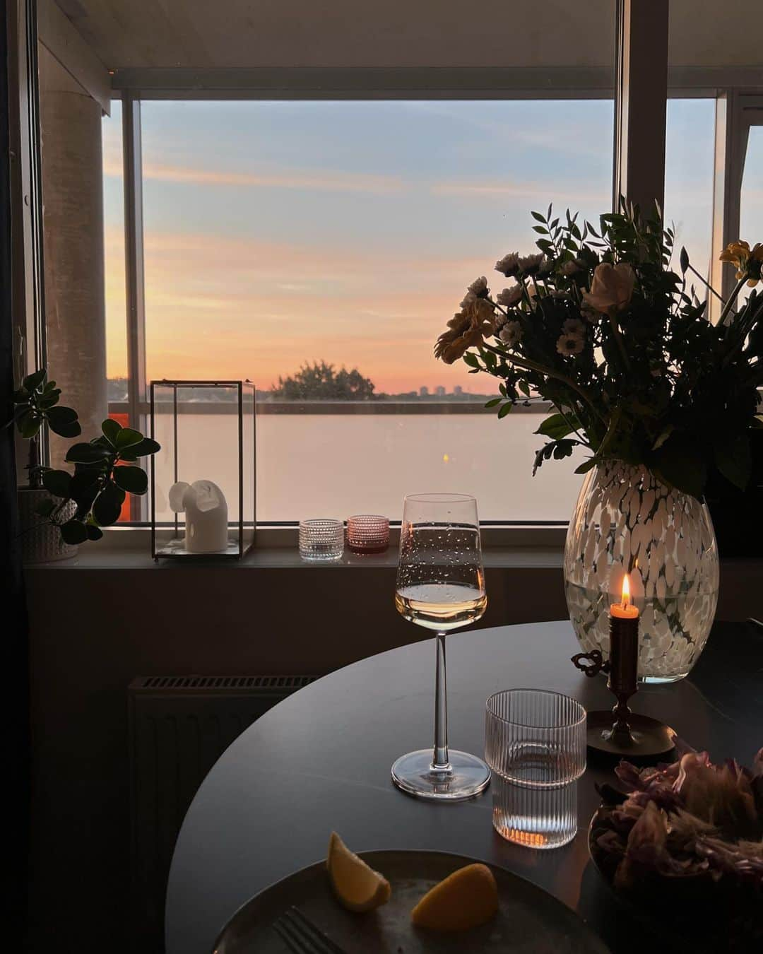 Annette Pehrssonさんのインスタグラム写真 - (Annette PehrssonInstagram)「recent kitchen sunset views too beautiful to only be forgotten in stories」8月19日 0時48分 - annettepehrsson