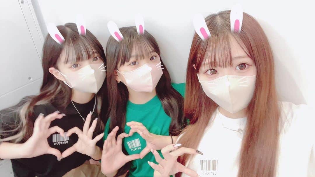 みみパパのインスタグラム：「8月生まれの三姉妹おめでとう🎉 これからも家族一丸で頑張ろうな👍  #スーパースペシャルファミリー」