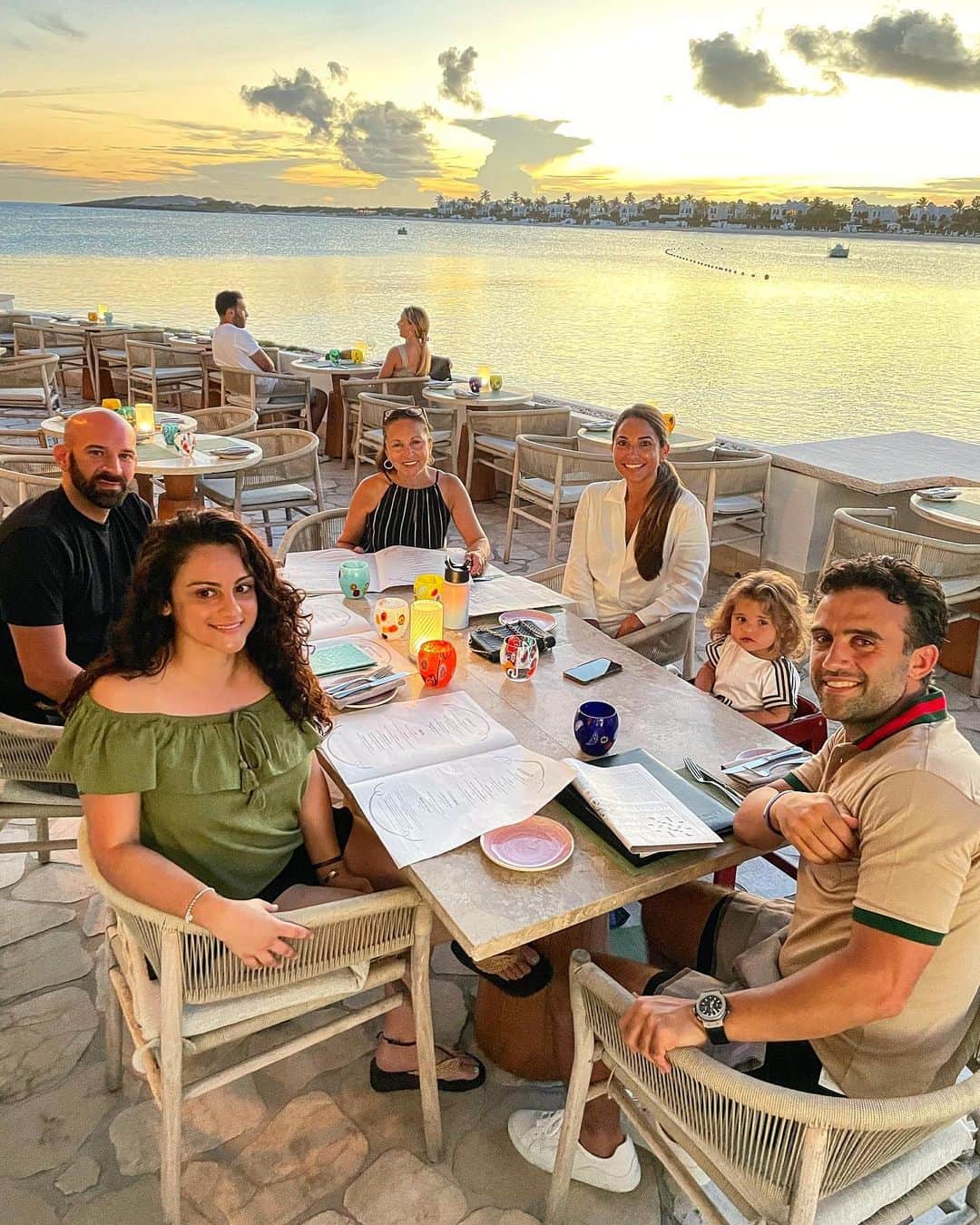 ジュゼッペ・ロッシのインスタグラム：「Dinner with a view 🌅🌅🌅 #famvacay #relaxmode」