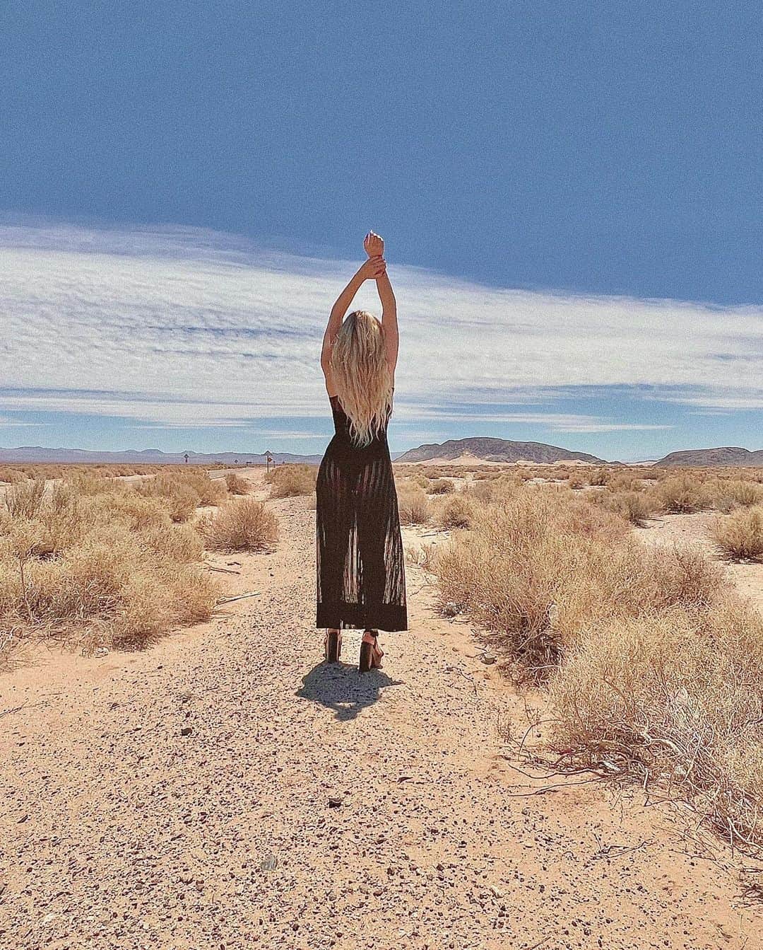 タイラー・ピアースのインスタグラム：「The desert is a magical place」
