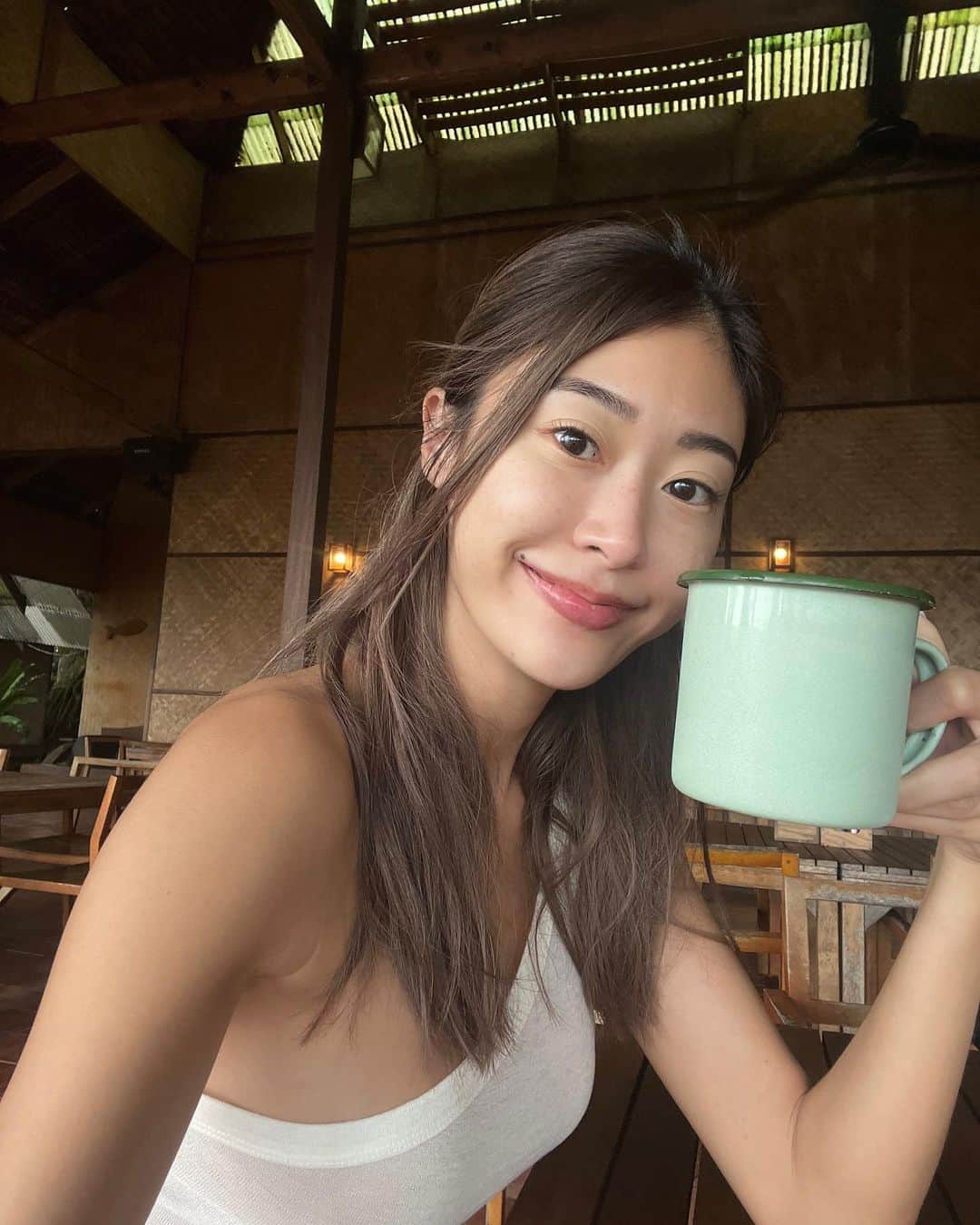 イプシー・キーラティのインスタグラム：「coffee first, always! 🤍☕️😊 #อยู่บ้านฉันก็ชงมาเกาะฉันก็ชง~ 😒👨🏼‍🦱🌴」