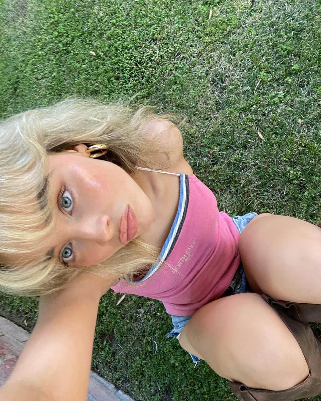 サブリナ・カーペンターのインスタグラム：「all GA tix left for the #emailsicantsendtour go on sale tmrw at 10am local times ♡  + i added a show in Toronto cause ily   I CAN’T WAIT TO SEE YOUR FACES AND MAKE LOTS OF EYE CONTACT」