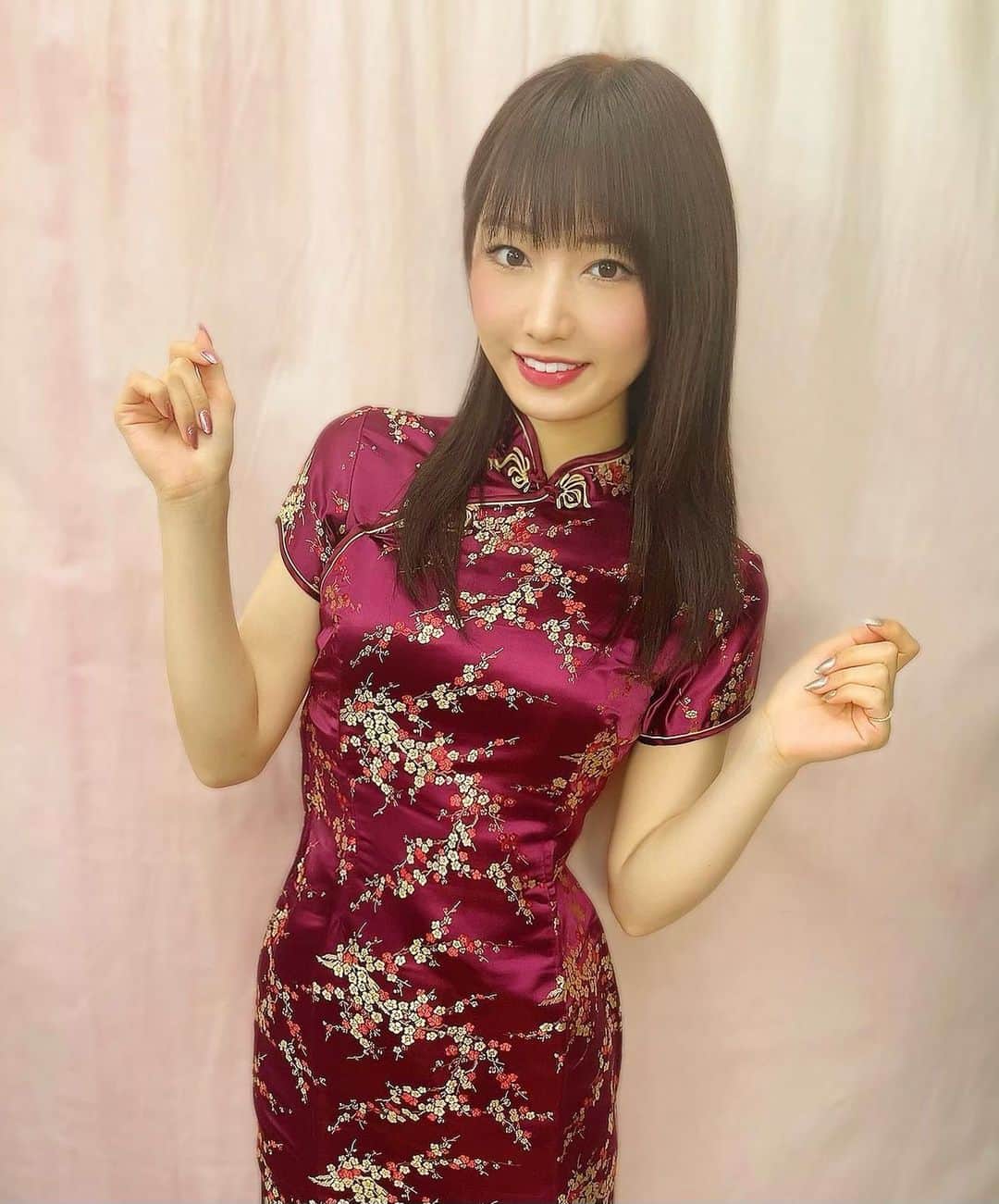 美音咲月のインスタグラム：「🍓 おはようございます。🐼🌺 ・ ・ チャイナドレス どうかな！？ ・ ・ ・ #チャイナドレス #🐼 #我爱你 #美音咲月」
