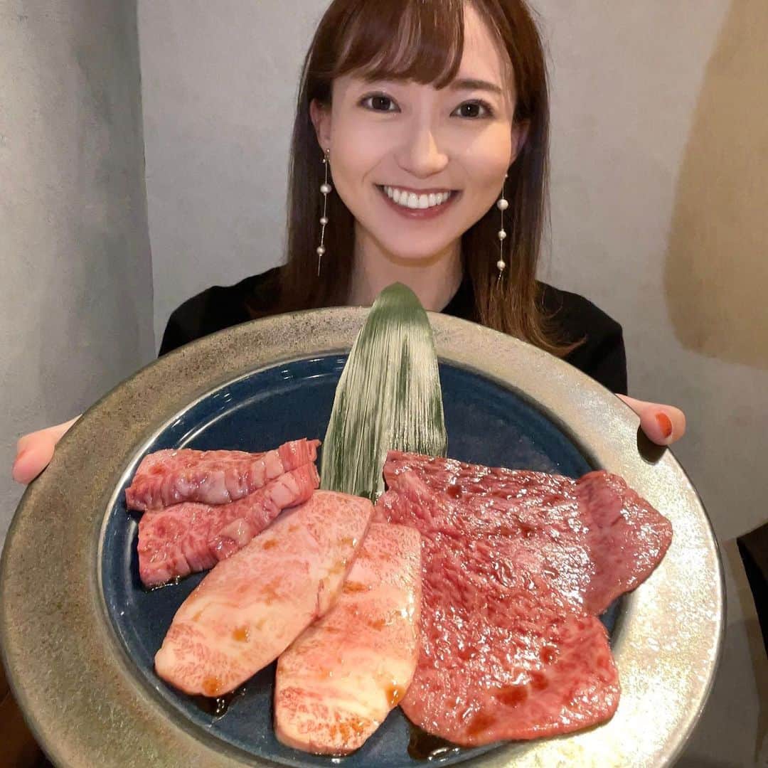長谷川朋加のインスタグラム：「♡  ✎५⋆*{ お肉でパワーチャージ } ୨୧-------------------------------- ୨୧  先日、美味しい焼肉を堪能〜！！ 店内もきれいで洗練されていた🕊　　 @yakiniku_san_ebisu  野菜も沢山摂れて大満足！！ タンの厚みと旨味に舌鼓を打ちました🤭　 写真でも分かるお肉の美味しさ🤤 ビビンバも美味しかった…じゅる  何でお肉ってこんなに 人を幸せにするのだろう…🫶🏻罪深い… 焼肉屋さんの開拓にハマっているので 色々なお店に行きたいなぁ(*´꒳`*)  🤳盛れる写真の撮り方を レクチャーしてもらい撮影🫡笑 るこちゃん有り難う🥺  今日も楽しくハッピーに🏃‍♀️ 🤳最近グルメ記録も残したくて不定期投稿🍽  ୨୧ -------------------------------- ୨୧ #やりたい事は全部やる #全力前向き前のめり #走るの大好き #恵比寿グルメ　#代官山グルメ　#焼肉讃 #恵比寿焼肉」