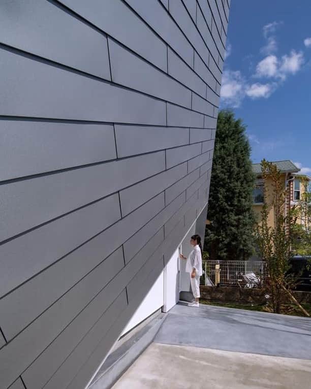 4E.okuwada architects officeのインスタグラム：「[ house in Nigawa ]  private house hyogo prefecture ( japan )  @okuwada_architects  Architect: Takeshi Okuwada｜Photo : Keishiro Yamada  .」