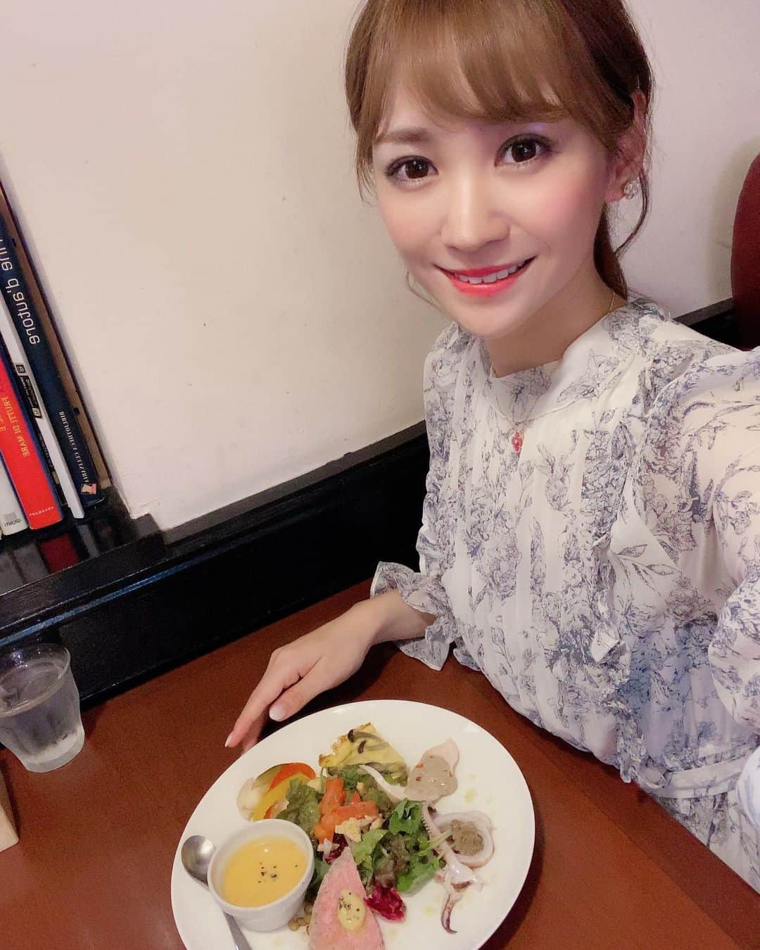 望月未来のインスタグラム：「吹上にある 「Gentile（ジェンティーレ）」さんでランチしました✨  美味しい本格イタリア料理を食べながらワインなどお酒メニューも豊富でお昼飲みもしちゃいました🫢🥂  実は美味しくてお気に入りで 2日連続行ったよ🫣💕  前菜盛り合わせ、パスタ、メイン、デザート、ドリンクまで付いたCコース✨税込2800円  吹上って名駅からアクセスよくてお洒落なお店が多くて 自然がたくさんあって 暮らすのにベストな街だなーって思いました✨ 日刊KELLY（ @kelly_nagoya ）と雑誌KELLY（7/23発売）にも吹上の魅力が紹介されてます⭐︎  #暮らしやすい #生活しやすい #過ごしやすい #素敵な街 #吹上 #fukiage #マンション暮らし #分譲マンション #独り暮らし #ルサンク #ルサンク吹上駅前 #都心暮らし #緑が多い街 #隠れた名店 #隠れ家的な店 #新発見 #生まれ変わる千種区 #PR #日刊ケリー #ケリー」