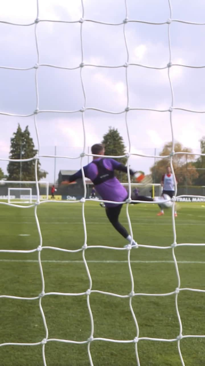 ベン・ヘイマーのインスタグラム：「Route one! 🤣  Not a bad finish for a keeper… 👀  #WatfordFC #Training #Goal」