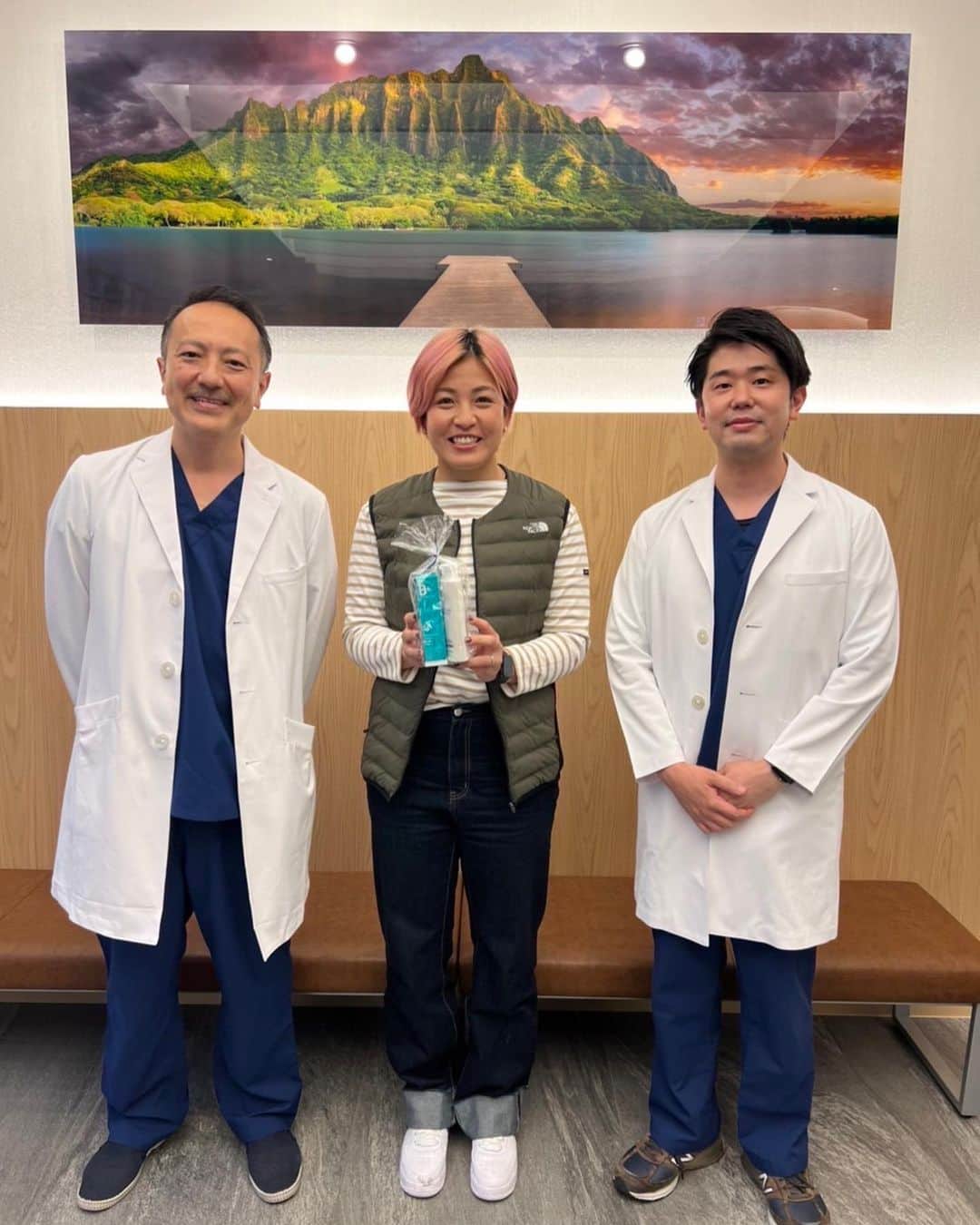 池田咲紀子のインスタグラム：「少し前の話になってしまうのですが…、 時差投稿を失礼します🙇‍♂️🥺  周作さん @shusaku_nishikawa にご紹介いただき、 浦和レッズのファミリーパートナーである、 たぼ歯科医院(西口)さん @taboshika_tabodental にお世話になってきました😊😊  口全体の虫歯の有無や歯周病の検査を行なっていただき、 ホワイトニングまでしていただきました🥺✨(3枚目:下がbefore、上がafterです。こういう写真が苦手な方がいたら、すみません…。)  医院の設備もとても綺麗で、 多保理事長をはじめとする皆さんにとても優しく丁寧にご対応いただいたので、 「歯医者に行く」となると結構緊張してしまいがちな私でしたが、 とてもリラックスして素敵な時間を過ごさせていただきました🙇‍♂️✨  帰りには家でのケアのために、 トゥースペーストとマウスウォッシュもいただきました😭✨(4枚目)  ホワイトニングのあとにパックをしたり、寝る前に口を濯ぐのがとてもさっぱりして気持ちよくて、定期的にするようになりました✨。  私自身、学生のときにパワーを出す時に食いしばって歯が欠けたことがあるので、 選手として、もっともっと歯を大切にしていきたいなと思います！  たぼ歯科医院さん、ありがとうございました！ これからもよろしくお願いします！  👉@taboshika_tabodental   #浦和レッズ #たぼ歯科医院西口  #三菱重工浦和レッズレディース  #weleague #weリーグ」