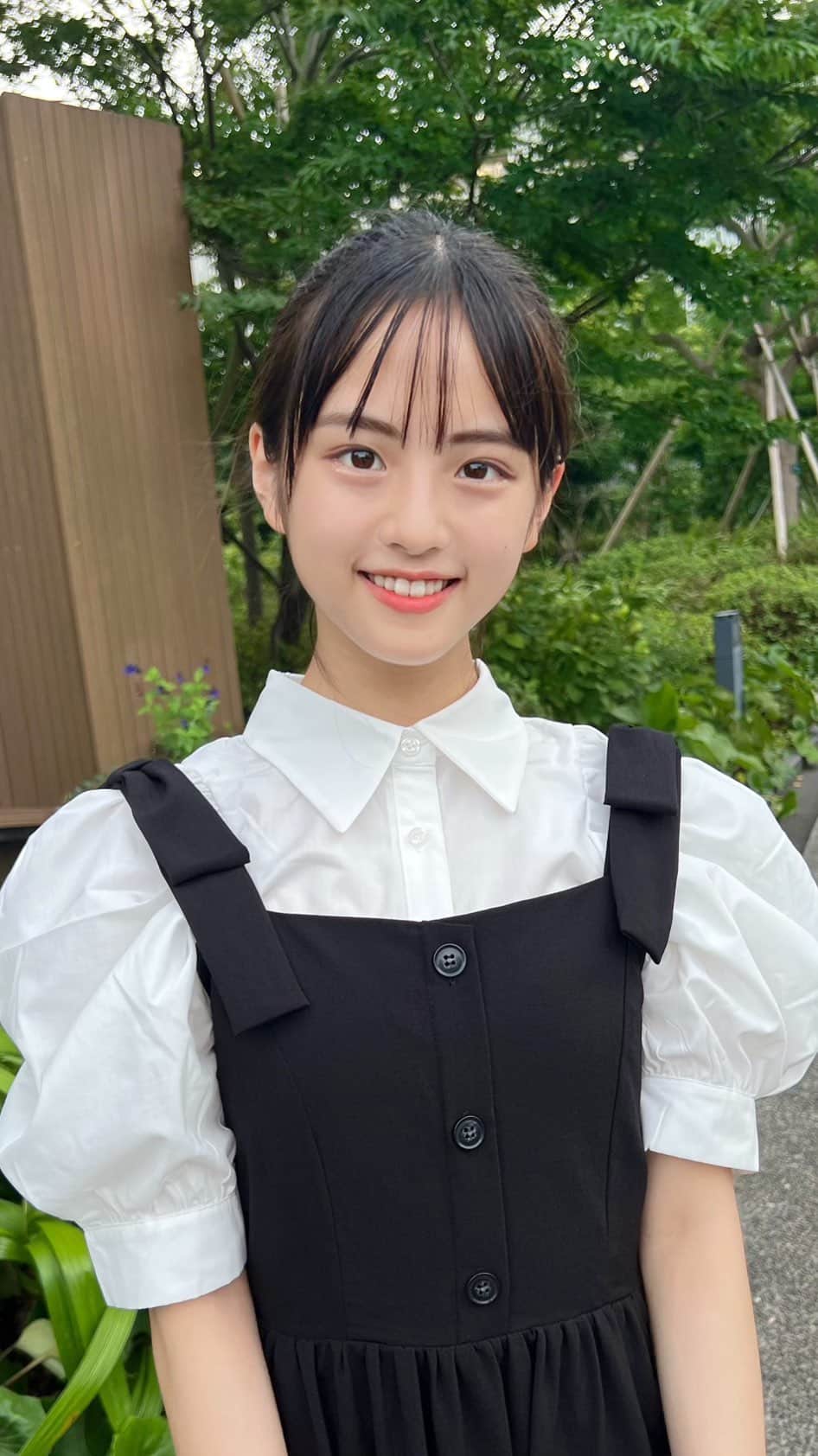 のインスタグラム：「ワンピの肩リボンが可愛すぎる🎀 髪型はお気にの海老ヘアー🦐 なんのコーデにも合うから愛してる♥  #INGNI#黒ワンピ #おさんぽ#散歩コーデ  #編み込みヘア #ニコプチ#プチモ  #竹下優名  @nicopuchi_official  #jc1#09  #スターダストプロモーション」