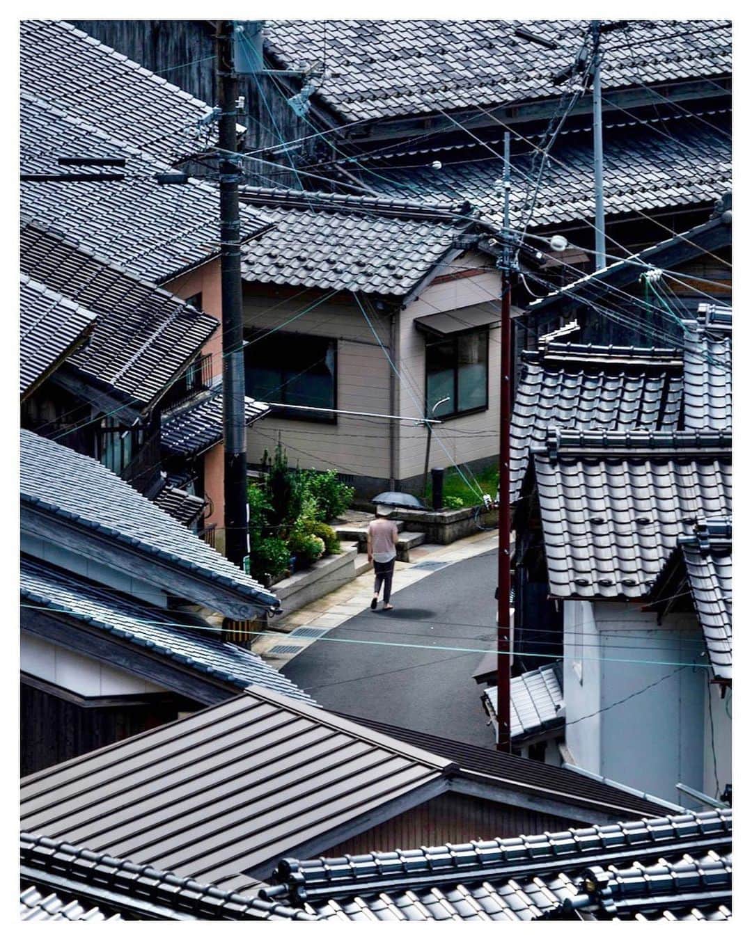 Koichiのインスタグラム：「.  8.19  World photography day  #WorldPhotographyDay #BeautifulJapan  写真を撮り始めて何年になるんだろう？ 初めて手にしたカメラは、親父が持っていたコニカのフィルムカメラで、入ってたフィルムはモノクロだった。 写真＝プリントの時代だったから、写真はとてもお金が掛かる趣味で、ひとコマひとコマシャッター押すのに、とても勇気がいったのを思い出す　笑  #伊根の舟屋 #海の京都 #Kyoto  .」