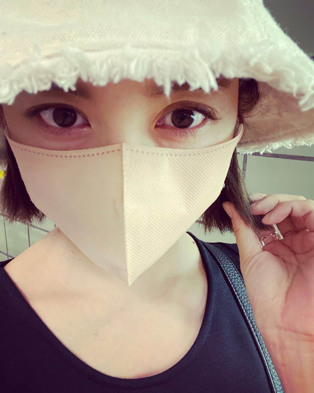 武田訓佳さんのインスタグラム写真 - (武田訓佳Instagram)「💇🏻‍♀️ ・ ・ 夏だし💛とばっさり切った髪も 少しのびてきたなぁ🕊 なんて思ったらもうすぐ夏が終わるのね🌝 ・ 今年はこのお仕事を始めてから初？ 夏の連休がありました🌻 と言ってもこのご時世、 どこに出かけるでもなく 近場でぼちぼちとゆるゆる過ごしてる😌 ・ ・ ちょっと過ごしやすいなぁなんて思ってみたら すかさず秋服に目がいくね🍂 ・ はやくニットが着たい🧶🧡🤎 ・ ・ ・ #たけだの夏 #2022 #夏の終わり #🌻」8月19日 17時44分 - kunika0117