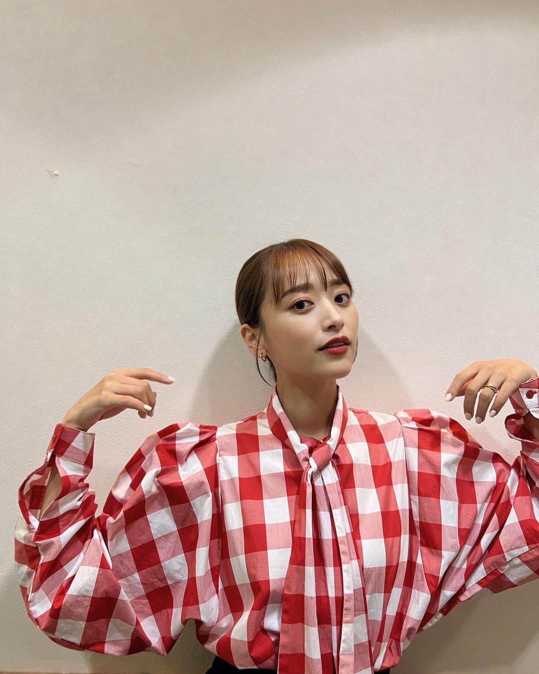 近藤千尋のインスタグラム：「今日のラヴィットは、 オープニングで58分！⏰ 最高新記録です🥰❗️笑 可愛い可愛いももクロちゃん 全員、優しくて可愛くて明るくて ほんっとに仲の良さが伝わってきて お母ちゃんは癒されました☺️💕🙏  みんなでカラオケ大会もして (川島さん提案6秒カラオケ大会) TVerで是非見てください。笑📺 私もビブラート出してます🤣笑  とにかく今日も笑った金曜日💓😇  髪の毛、地毛の長さです！！笑 ウェア @tarajarmon_jp  アクセサリー @unoaerre_japan  シューズ @dianashoespress  素敵な週末を。。。☺️✨」
