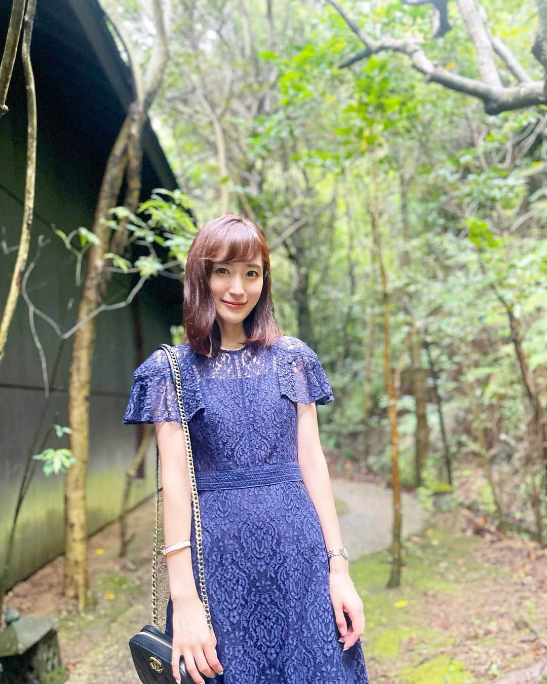 小林真由のインスタグラム：「@grace_continental.div の New Classic Dressを着てお出かけ♡ ⁡ 見た目も着心地も上質でシルエットにもこだわられているグレースのワンピースは昔から大好き🤍 ⁡ 以前購入したレースのワンピースも長年着ていて、 飽きのこないしっかりしたデザインが グレースの魅力だなぁと思います。 ⁡  このWEB限定ドレスは過去に大人気だったものをアップデートした復刻版で、価格も通常より低めの3万円台🥹 それでいてこの品を保てるのがグレース♡ ⁡ 程よくフィットする腰回りから 裾にかけてのフレアな広がりもとても美しいの✨ この繊細なパッチワークレースもたまらなく好きです♡  代官山本店で試着はできるそうなので ネットだと心配な方もぜひ♡ 足元を外してデイリーにも着たいな🤍 ⁡  ⁡ #gracecontinental #グレースコンチネンタル #thedress #newクラシックドレス ##結婚式ドレス #美人百花 #泉里香 #コラボドレス #ドレス #ワンピース #ワンピースコーデ #フォーマルドレス #パーティードレス #ドレスコード #レースワンピ #サマードレス #夏ワンピース #お呼ばれドレス #ファッション #コーデ #ママコーデ #女の子ママ #男の子ママ #ママライフ #コーディネート #3歳 #2歳 #ベビー #二人育児」