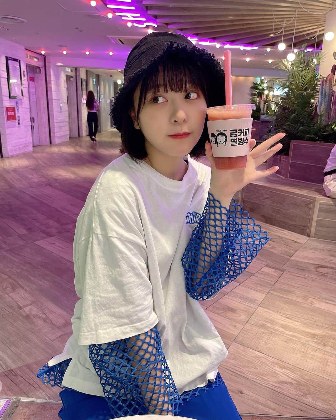 稲岡志織のインスタグラム：「💙💙 ⁡ ⁡ #좋아요환영 #오늘의훈녀 #셀카그램 #일상룩 #일상스타그램 #단발머리 #오오티디  #お洒落さんと繋がりたい #私服 #ootd #ボブ #ボブカラー #黒髪ボブ #フィルター  ⁡#メンズライク」