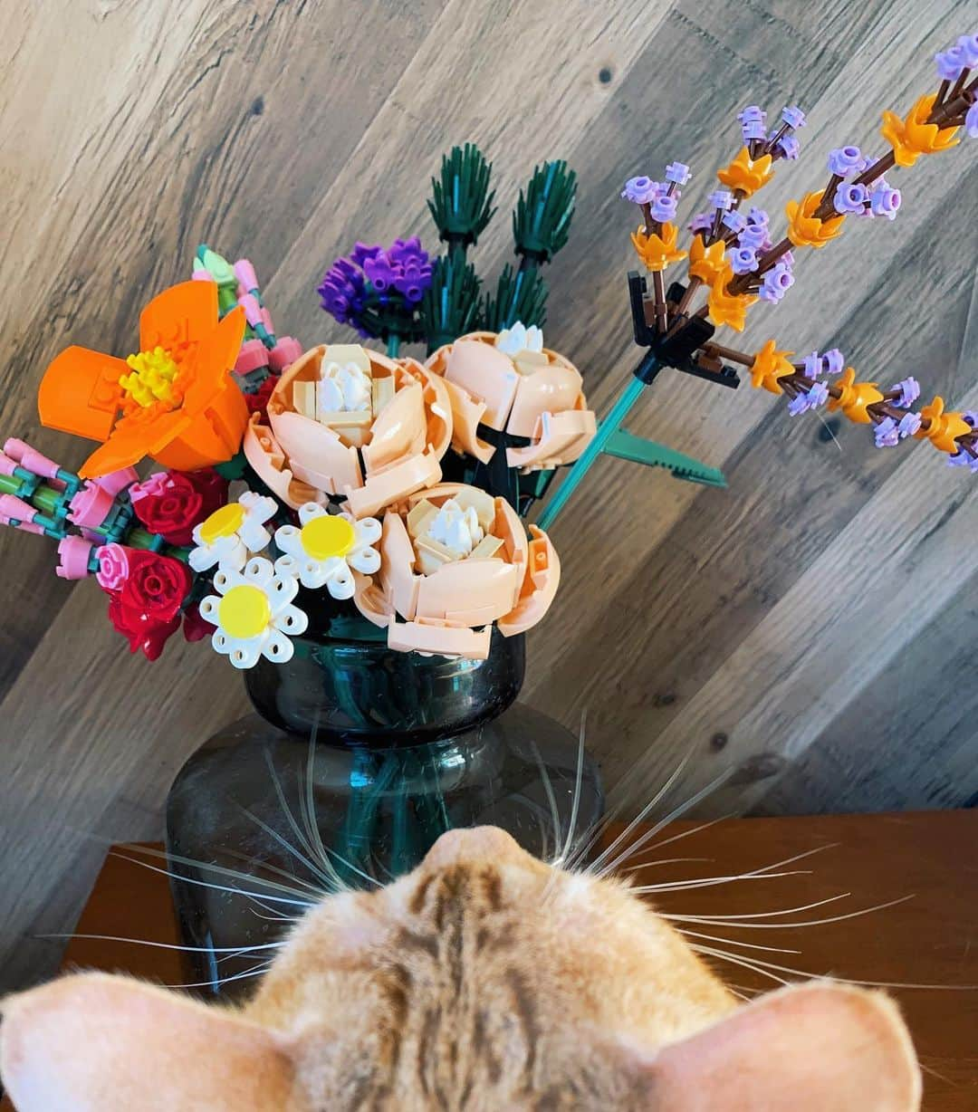 あまのまりさんのインスタグラム写真 - (あまのまりInstagram)「息子との共同作品💐🕊🤖 男子の遊びの世界は分からんけど、レゴだけはすき👏 ほんまに電車は分からんよ母ちゃん。笑🥲 #legoflowers #shakemaru」8月19日 10時03分 - maririn_alpaka