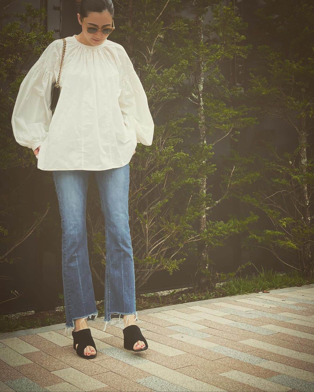 絵美里さんのインスタグラム写真 - (絵美里Instagram)「デニムの裾のデザインが絶妙でサンダルはもちろん、ブーツやスニーカーにもぴったりで最近一番穿いている @wakanozawa × @yanuk_official のセミフレアデニム"Happy"🌿  生地もオーガニックコットンを使用していて、ストレッチも効いているから履き心地も最高🕊 . . . . . . . . #yanuk  #wakanozawa  #denim」8月19日 10時25分 - emiri616