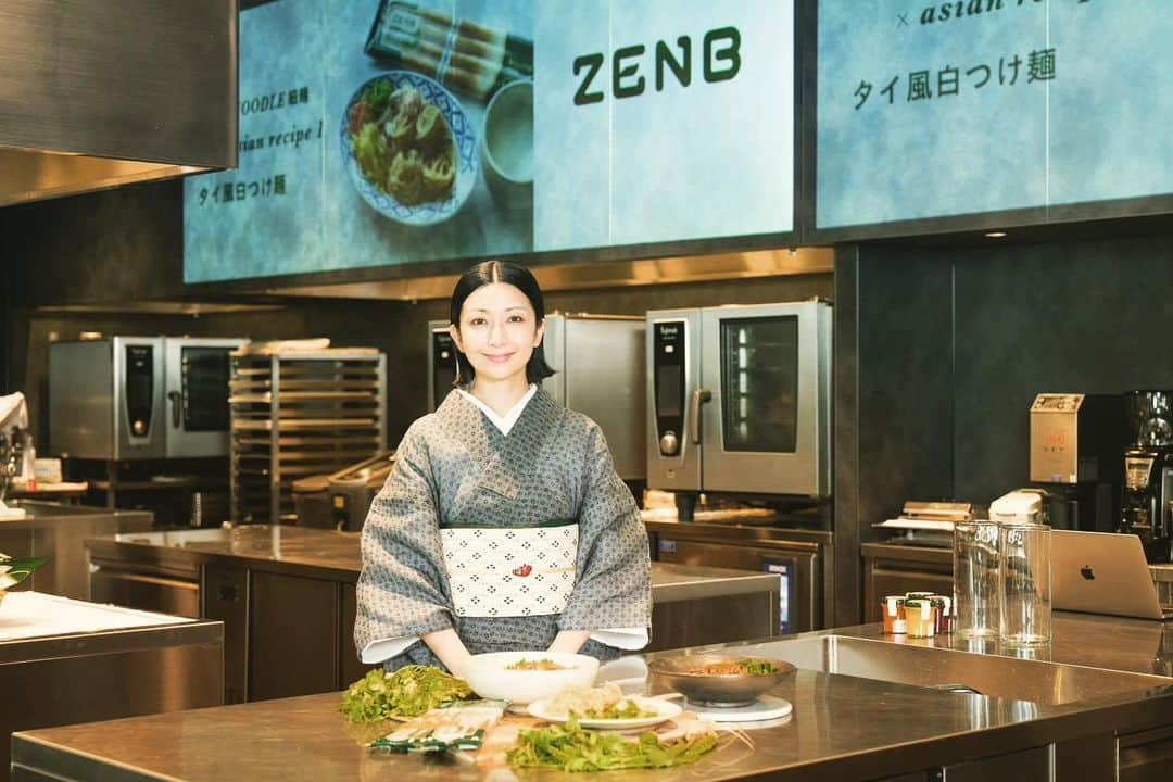 持田香織のインスタグラム：「• 先日のイベントにて  ZENB NOODLEを好きで食べていたことでこんな機会を与えていただけるとは、、。  料理家 森枝幹さんに教わり、ZENB NOODLEを使ったアジアンレシピ 3 品を紹介しています。  @zenb_japan  @moriedakan   #zenb  #ゼンブヌードル」