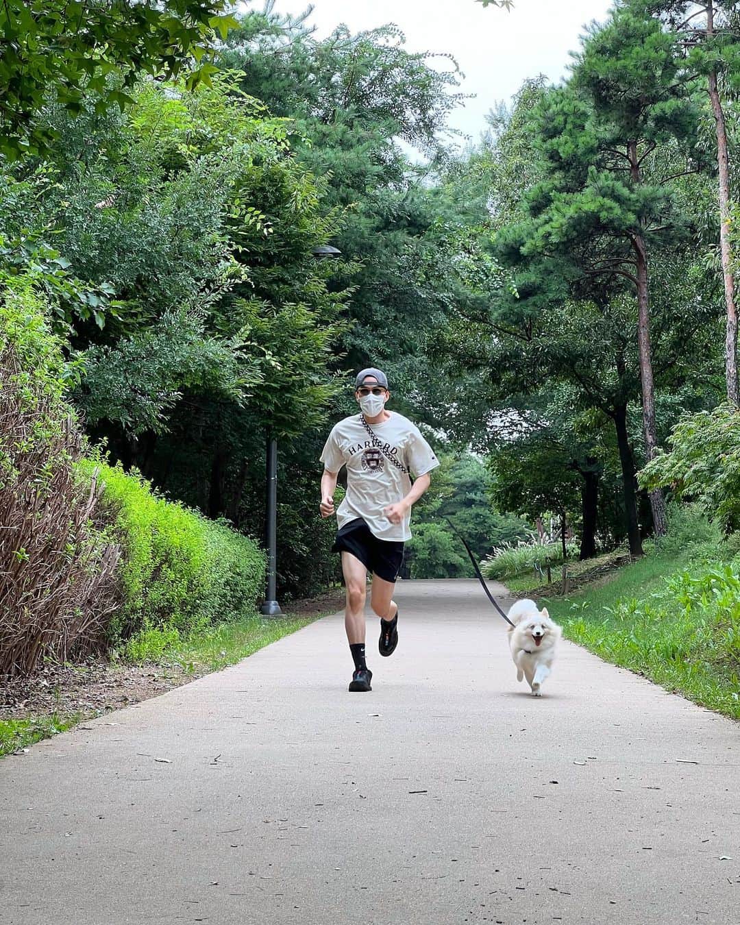 ト・サンウのインスタグラム：「🦮🏃🏻‍♂️」