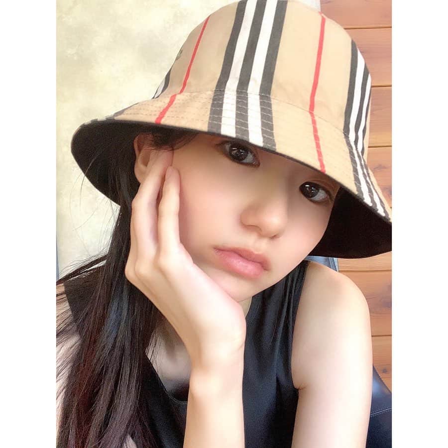 大島璃音のインスタグラム：「凄い暑かった日の写真🤳🏻 やる気なさそう笑 暑いとやる気も削がれちゃいますよね👻  でも、そろそろ夏も終わりかなぁと思うと途端に夏を満喫したくなります🥹 ないものねだりですね〜  皆さま今後もご自愛ください🍀」