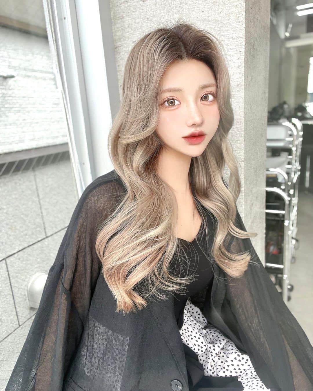 くまくまくまのインスタグラム：「・ イメチェン♡💇🏼‍♀️  髪柔らかくなってサラサラ。やっと生き返ったよ🍃  ニューカラーは根元だけ暗くして、他の部分と綺麗にグラデーション  大人っぽくて落ち着いた色味なんだけど、似合うかな🫣  いつも可愛くしてくれてありがとう😊 @iki_mitsuyu   #イメチェン#原宿美容室#韓国ヘア#韓国ファッション#オルチャンヘア#オルチャンファッション#オルチャンメイク#アッシュカラー#秋冬カラー#秋冬髮色#ツヤ髪#韓国系ヘア#韓国系艶髪#艶髪#表参道美容室#ブルベ夏#表参道美容室#ベージュカラー #ハイトーンカラー#大人かわいい#大人可愛い#毛質改善」