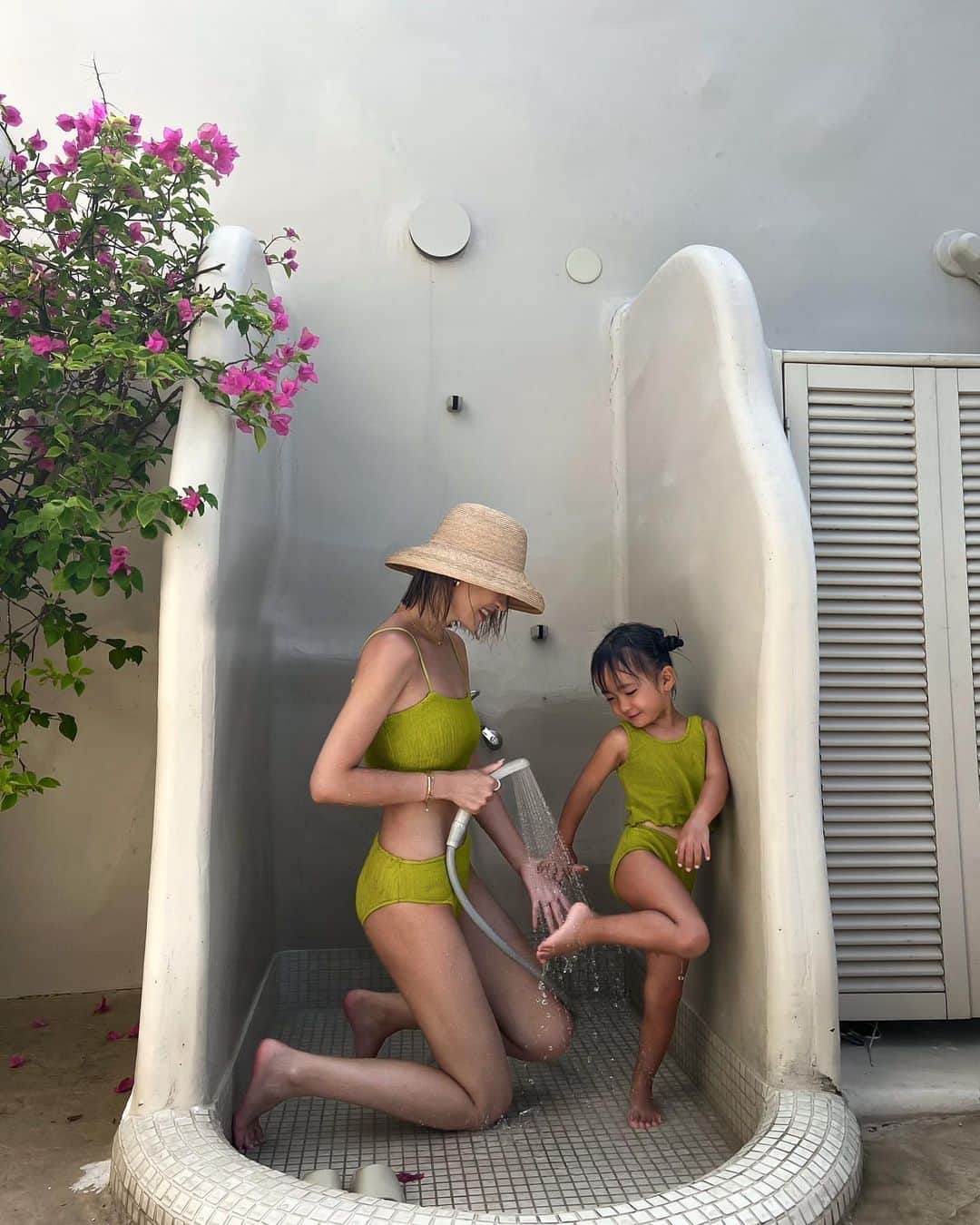 孫きょうのインスタグラム：「🚿🍃🐸  ライムカラーのお揃いビキニ🎾 @cavezarosso   私の方は、この同じ色のワンピース型の水着とめっちゃ迷ったんだよな🥹🫶🏻(今でさえ悩んでるw)」