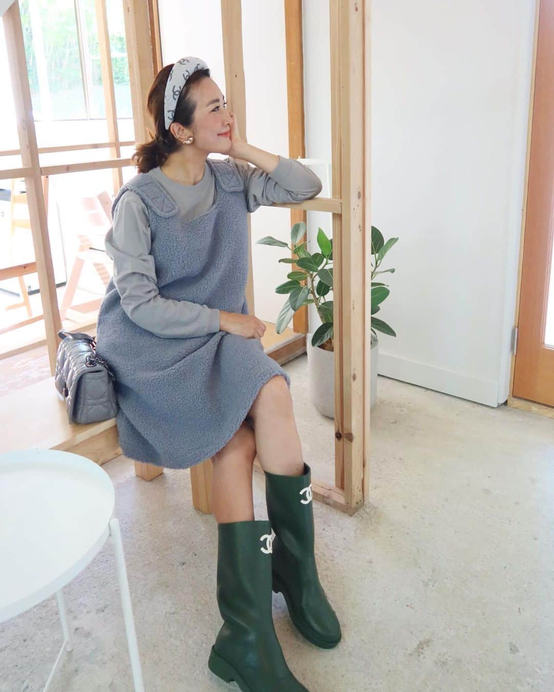 Mai Wakimizuのインスタグラム：「灼熱の暑さだけど秋物解禁＼(^o^)／以前発売していたマジックワンピース覚えてますか？私が息子を出産する2.3日前まで着ていたワンピース♡その時のものから少し丈を出したりポケットをつけたり、細かいところを改良してモコモコ生地パージョンで再登場！インナーのカラーやボリュームで色んなスタイリングを楽しめるとっておきの1枚なんです♡定番のタグロンTともバッチリ！ #wakkinstyln#ootd#coordinate tops:#linkable @linkable_official(来月発売予定) dress:#linkable @linkable_official(来週25日〜予約販売予定)」