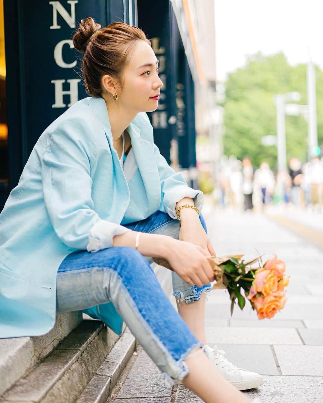 利水翔のインスタグラム：「. コンセプトは お花を買って 彼女を待つ彼氏🌹笑 ⁡ 男役風😎👱🏻‍♂️✌️ ⁡ ⁡ ⁡ ⁡ 📷/kanna 💄/miho ⁡ #ootd #tokyo #利水つばさ #作品撮り #ファインダー越しの私の世界」