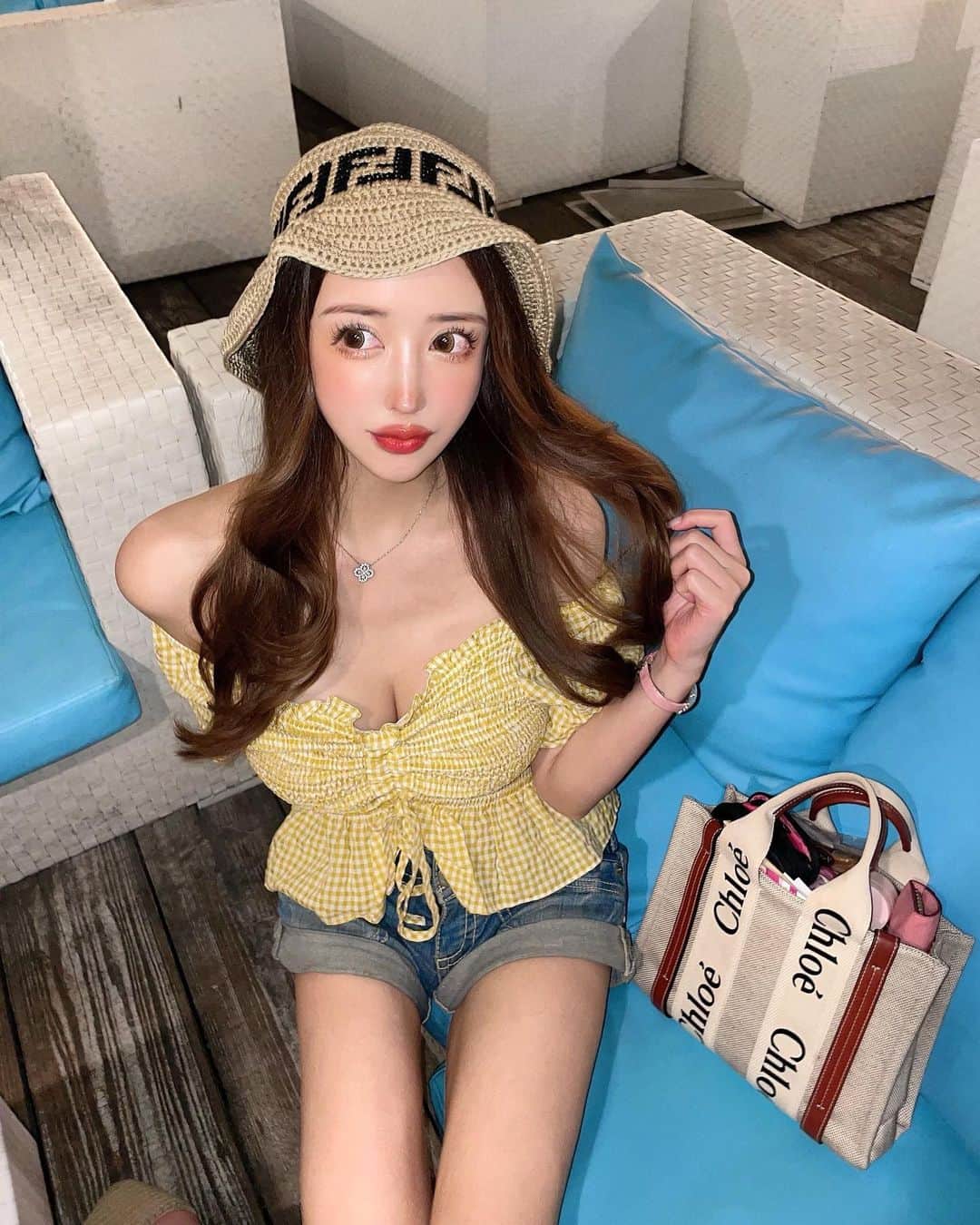 蘭子のインスタグラム：「この間BBQした時☀️🍖💕 . 何事も無い感じで写真撮ってるけど SBC豊洲院のしょうこ先生( @sbc_shoko.bodyshape )に糸リフト10本入れてもらった直後でした🙏✨ . 口元、顎周りが直後からシュッとしてすごい！ エラだけ少し腫れたけど、髪の毛で隠せる程度でお仕事も出れたよ💓 . 多分大事な予定の1週間前にしたら完璧❤️ 重力との戦いは早く始めるほど、結果は歴然だと思っています🪡 . . . SBC豊洲院【 @sbc_toyosu 】 しょうこ先生【 @sbc_shoko.bodyshape 】 . #湘南美容外科 #湘南美容クリニック #湘南美容クリニック豊洲院  #糸リフト #プリマリフト #小顔治療 #小顔専門 #小顔になりたい #フェイスライン #たるみ改善 #たるみ予防 #たるみ治療 #ほうれい線が気になる #ほうれい線改善 #ほうれい線解消 #アンチエイジング #アンチエイジングしたい #若返り美容 #若返りたい #若返り治療  #リフトアップ #糸リフトアップ #糸リフト経過 #糸リフトダウンタイム #小顔ファクトリーしょうこ先生 #糸リフトしょうこ先生 #小顔はしょうこ先生 #糸リフトアップはしょうこ先生 #モニター募集しょうこ先生#バーベキュー」