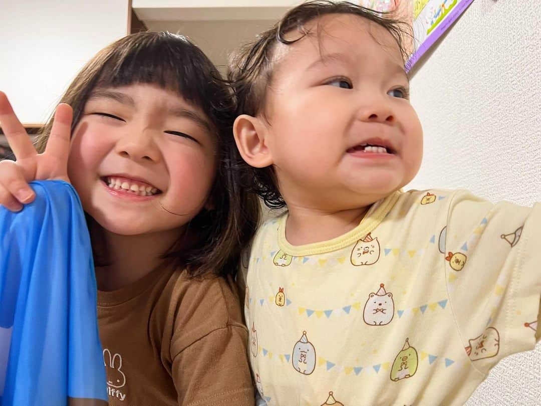 ゆうひなたのインスタグラム：「. . . ゆうひカメラマン撮影📸✨. . . ひなたはいちか愛が強すぎて いちかに絡みすぎて たまに怒られています（笑） まだまだ大胆ひなたなので ヒヤッとすることも😂 いつも遊んであげてくれて ありがとうね🥹❤️. . . .」
