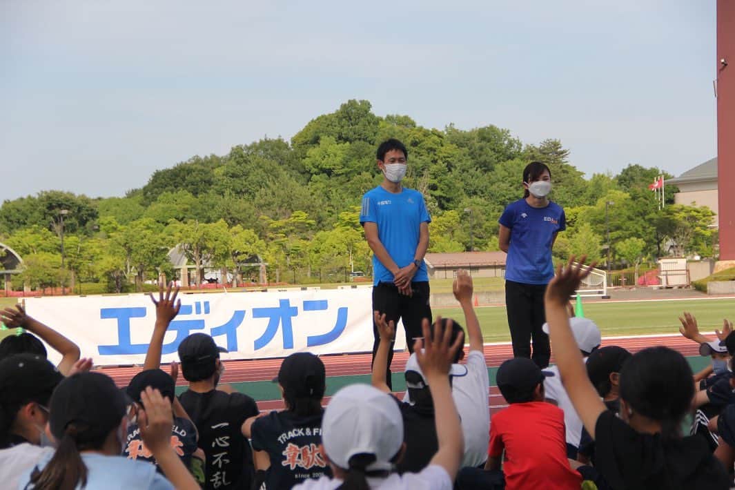 木村文子のインスタグラム：「. [活動報告] ①こざかなくんスポーツパークびんご陸上競技場リニューアルオープニングイベント✨ 小・中学生の短距離選手に向けて陸上教室を行いました。 長距離選手向けに指導をされた中国電力の清谷選手。同世代仲間と一緒に陸上教室が出来て光栄でした！ 動画もありますので、是非ご覧ください💡 https://www.youtube.com/watch?v=K5rBui4WnQc&t=110s  ② 認定こども園せいれんじ授業参観✨かけっこ教室🏃‍♀️ 可愛い子どもたちと一緒に、身体を動かしてきました！ 色々な動きを取り入れた運動を紹介しました☀️ 子どもの頃からたくさん身体を動かして遊んでほしいです！  ③ 福山市立蔵王小学校:教育講演会🏫(写真なし) 全校生徒・保護者の皆様に向けて講演会をしました。 子どもたちからの質問もあり、こちらも学ばせてもらう機会となりました✨  ご依頼いただきました関係者の皆様、ありがとうございました🙇‍♀️」