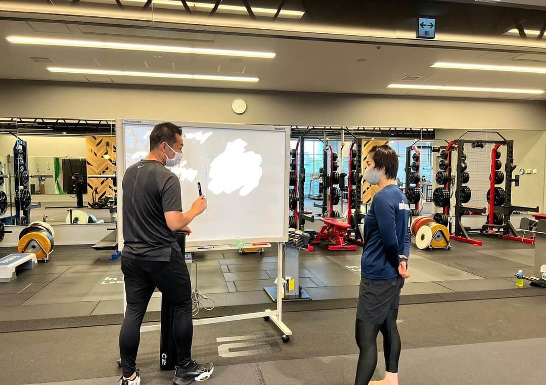 のインスタグラム：「Think, think, worry.  Believe that even if there are many painful times, you can see answers and light ahead of deep facing.  effort.  and always be mine   Practice, training, body manipulation, of course  A lot of brain training 🤯✨  考えて、考えて、悩んで。 苦しい時は沢山あっても、深く向き合った先には答えや光が見えると信じて。努力。そして必ず自分のモノにする。  稽古もトレーニングも身体操作はもちろん 脳も沢山トレーニング🤯✨  #トレーニング#空手#形#脳トレ#思考#積み上げ#森永製菓トレーニングラボ #training#karate#kata」