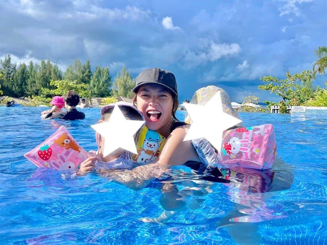 浅見れいなのインスタグラム：「夏休み第2弾🏝 プール付きvilla を借りて、お籠りvacation❤️子供達は朝から晩までずーっとプール😂 皆んなでご飯を作ったり、夕方散歩したりどこにいくでもなくのんびりすごしました🤲 その後はホテルへ移動しましたがそこでもずーっとプール😅 よく飽きないなぁ。。 そして只今現実へ逆戻りー 既に恋しいvacation😭」