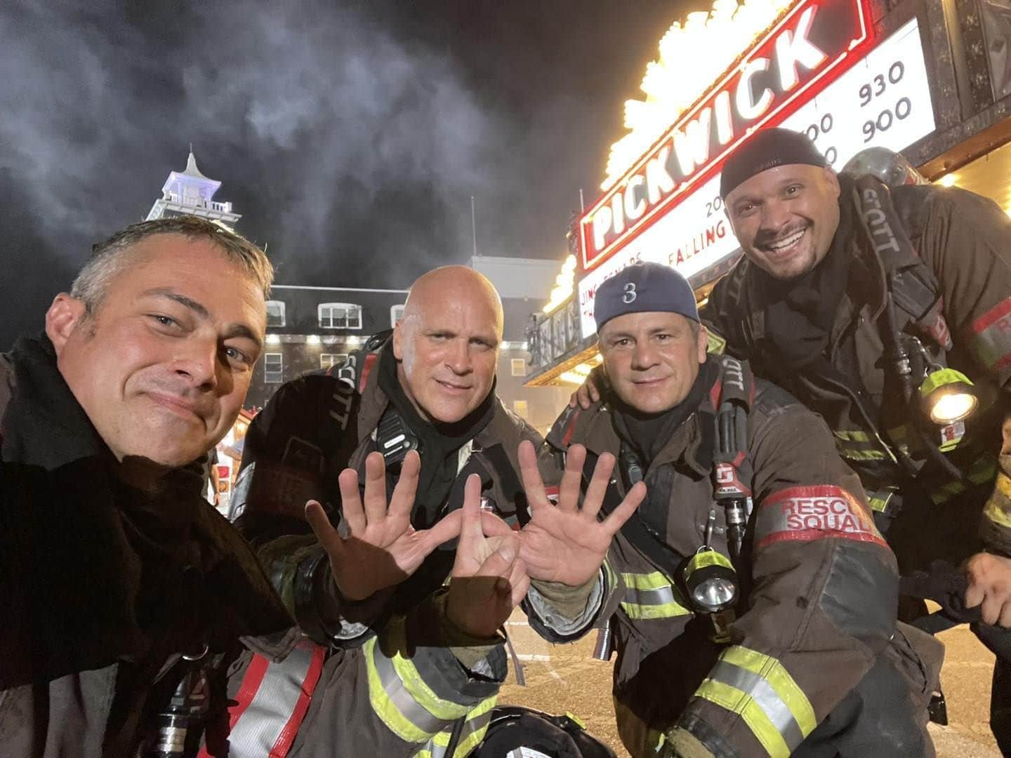 テイラー・キニーのインスタグラム：「#ChicagoFire Season11 Love and Light」