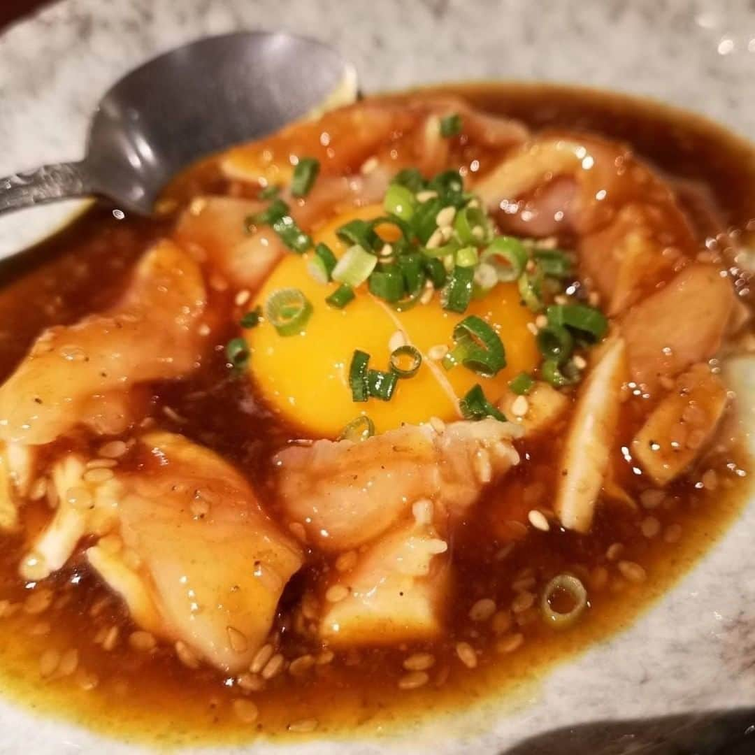 焼き鳥 とり鉄さんのインスタグラム写真 - (焼き鳥 とり鉄Instagram)「とり鉄メニュー紹介♪  「とろ～り卵黄と奥州美鶏むね肉の胡麻だれユッケ」‼  卵黄がとろ～り…味がまろやか‼ さっぱりユッケはビールとの相性抜群😋‼ぜひご賞味ください♪   #とり鉄 では「夏のビールフェア」開催中🍺✨ 週末ごはんはとり鉄へ行きませんか？🐓  🌻夏のビールフェア2022開催中🍺  #とり鉄 では 今日からスーパードライがが通常価格より50円引き！！！  美味しいビールで暑さを吹き飛ばそ～🌻✨  人気MENU 「奥州美鶏入りパリッと羽根つき餃子」などビールとセットでお得ですよ～🤩🍺（9/1まで）  ※店舗により金額が異なります。 詳細は店舗へお問合せください♪  ▼詳細は プロフィールのURLからHPみてね🍺🍺 @yakitori_toritetsu  #お得情報 #サービス #お得活動 #お得情報速報 #お酒好きな人と繋がりたい #お酒 #居酒屋メニュー #居酒屋グルメ #お得活動 #クーポン #お得好き #sale #プレゼント #半額 #セール情報 #お酒好き女子 #お酒のつまみ #ビール #焼鳥 #割引 #居酒屋めし #ビールのおとも #アサヒビール #スーパードライ #ピルスナーウルケル #スリーフィンガーチャレンジ」8月19日 16時18分 - yakitori_toritetsu