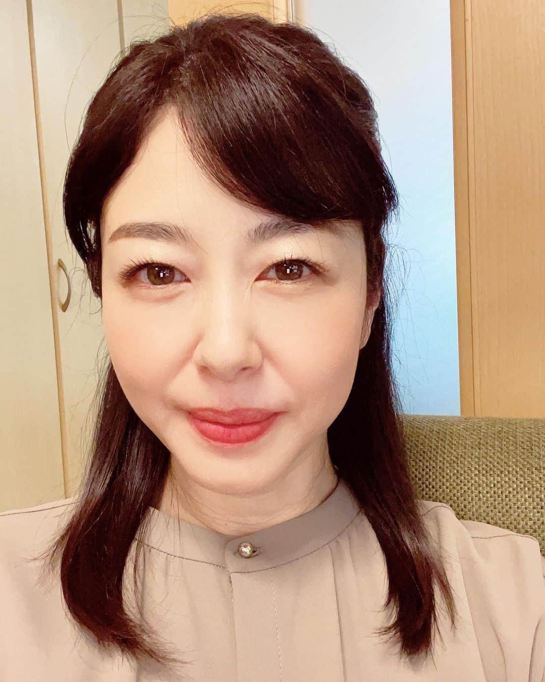 堀内敬子さんのインスタグラム写真 - (堀内敬子Instagram)「ももさんと7人のパパゲーノ。明日です！  伊藤沙莉ちゃんのお母さん役です。  とにかくとにかく、見てほしい作品です。 チェックお願いいたします！  ももさんには、これまで誰にも言わなかった言葉がある。 「死にたい」。 ある夏、ひょんなことから旅に出たももさん。 それぞれに生きづらさと折り合う7人と出会い―。 「死にたい」自分を肯定していく、1週間の物語。  ＜“パパゲーノ”とは＞ 「死にたい気持ちを抱えながら、その人なりの理由や考え方で“死ぬ以外”の選択をしている人」のこと。 こうした経験を持つ人のライフストーリーには、つらい状況にある人を思いとどまらせる抑止力“パパゲーノ効果”があるとされている。  【放送予定】　２０２２年８月２０日（土）　総合　よる１１時 【作】　加藤拓也 【音楽】　田中文久 【精神科医療考証】　松本俊彦（国立精神・神経医療研究センター　精神科医） 【自殺対策考証】　清水康之（NPO法人 自殺対策支援センターライフリンク　代表） 【制作統括】　渡辺由裕　尾崎裕和 【プロデューサー】　倉崎憲 【演出】　後藤怜亜  #NHK #ももさんと7人のパパゲーノ」8月19日 16時36分 - horiuchi_keiko