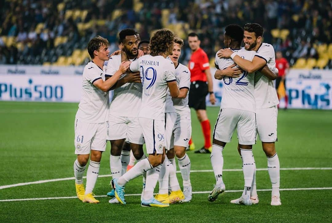 ウェスレイ・ホードさんのインスタグラム写真 - (ウェスレイ・ホードInstagram)「Great European night with a solid away win! Fans were 🔥🟣⚽️ @rscanderlecht #WH4」8月19日 17時05分 - wesleyhoedt14