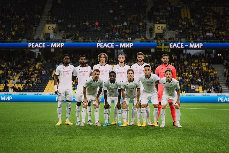 ウェスレイ・ホードさんのインスタグラム写真 - (ウェスレイ・ホードInstagram)「Great European night with a solid away win! Fans were 🔥🟣⚽️ @rscanderlecht #WH4」8月19日 17時05分 - wesleyhoedt14