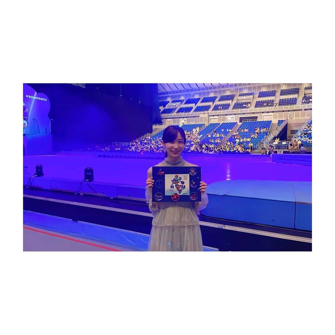 のインスタグラム：「ディズニー・オン・アイス JAPAN TOUR 35th ANNIVERSARY 横浜公演 14:30～の部⛸🎀✨️  オープニングMCを務めさせて頂きました🎤  2019年以来、3年ぶりの開催で 日本公演は35回目となる特別なショー🧊  プロジェクションマッピングを駆使した演出や迫力満点のアクロバットが繰り広げられ、  ディズニーキャラクターたちが氷上で華麗に舞う姿がとても美しかったです！  特に私は美女と野獣とリトル・マーメイドが好きなので、  美女と野獣とリトル・マーメイドのステージが始まった時は、感動して少し涙が出てしまいました✨️  会場内にも小さいプリンセスたちが沢山いて癒されました👸  #ディズニーオンアイス #disney #disneyonice #横浜アリーナ #mc」