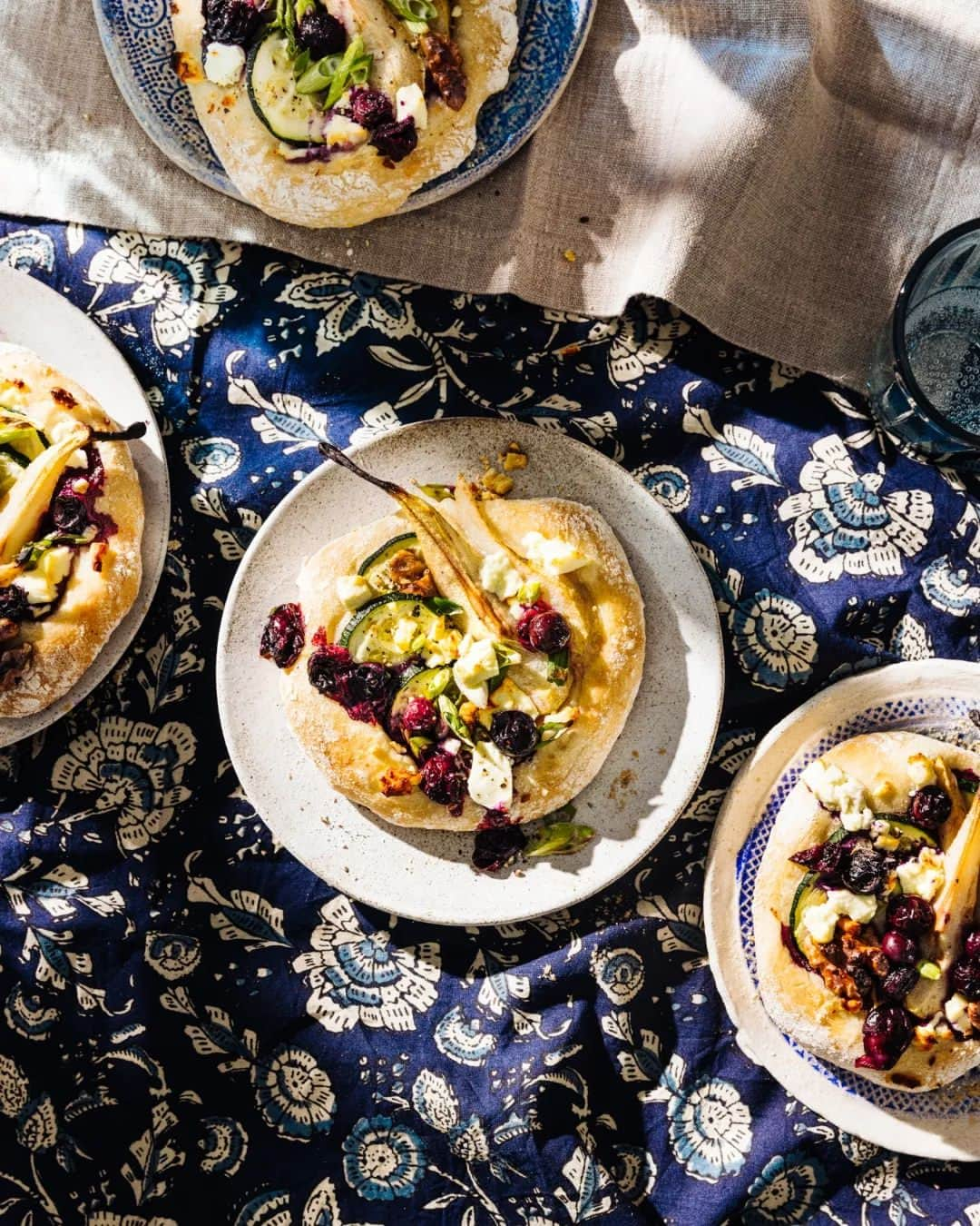 pinimariniさんのインスタグラム写真 - (pinimariniInstagram)「Sonne, Farbe und Sommer Pizza! . Foodstyling: @anke.rabeler . . . #pizza #pizzalover #sommerrezepte #sommerküche #salzigsuesslecker #foodphotographer #foodphotographer #studiophotography #propstyling #foodstyling」8月19日 17時19分 - _marinajerkovic_