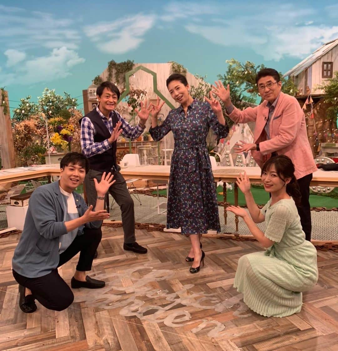 のインスタグラム：「今日8月19日(金) 東海テレビ「スイッチ！」の終了後にパチリ📷 今日は皆さんから ちょっと早めのお誕生日のお祝いをしていただきました😆 毎年素敵なプレゼントを贈っていただきます。 今年は以前ずんのやすさんと岩井ジョニ男さんがロケで作っていためちゃくちゃ素敵な海の時計をプレゼントしていただきました❣️ なんと砂浜にはももえ🐶がいました😭 大切にお部屋に飾らせていただきます。 ありがとうございました😊 今日は8月19日ということで俳句の日だそうです。 #東海テレビ  #スイッチ！ #高井一　アナウンサー #速水里彩　アナウンサー #前田輝　アナウンサー #吉田ジョージ　さん #marella_japan」