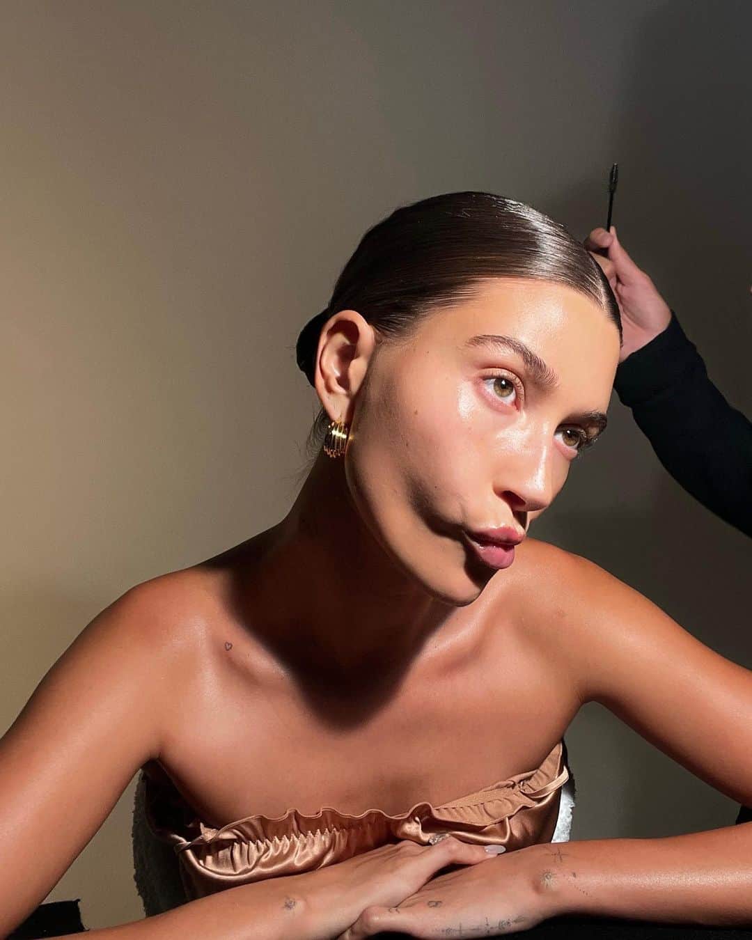 ハイレイ・ロード・ボールドウィンのインスタグラム：「it’s been a skincare filled week @rhode 🫶🏼🐰」