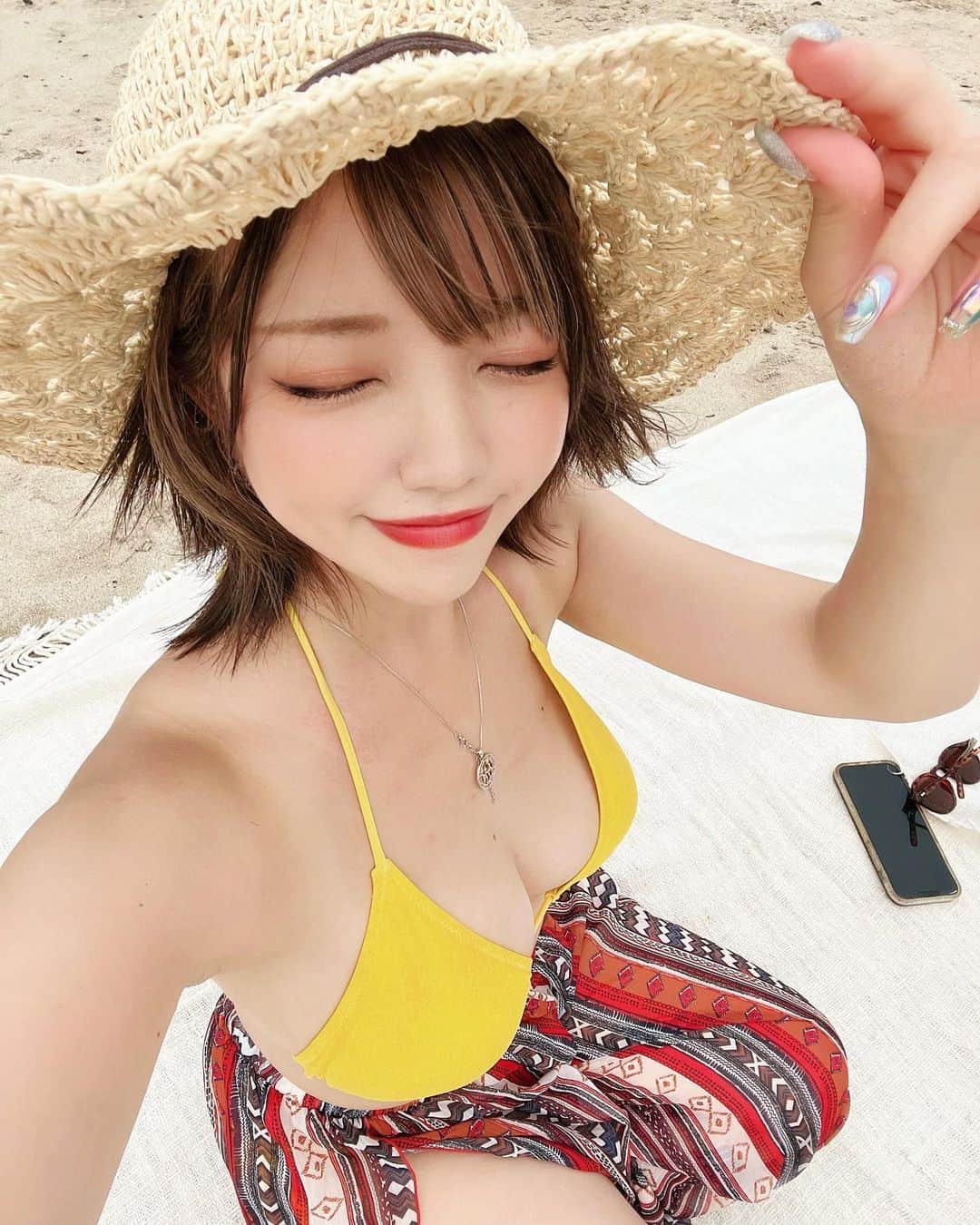 みきでりさんのインスタグラム写真 - (みきでりInstagram)「海コーデ👒💛⛱🍉  気抜いてたら、、、 ㅤ ㅤ 背中がっっっつり火傷した(ᐡ •̥  ̫ •̥ ᐡ)笑 ㅤ ㅤ  ㅤ ㅤ ㅤ ㅤ ㅤ ㅤ ㅤ ㅤ ㅤ ㅤ #ビキニ #水着 #日焼け #麦わら帽子 #着痩せ #体型カバー #海水浴 #ビーチコーデ #海コーデ #白浜海岸 #静岡 #伊豆」8月19日 19時27分 - mikidelicious