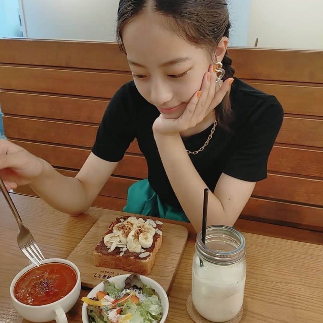 池端杏慈さんのインスタグラム写真 - (池端杏慈Instagram)「︎︎  食パン専門店のお店に！ 私はチョコバナナアーモンドを🍫🍌💓 めちゃ美味しくて一瞬で終わっちゃいました...🤤  #ニコラ#nicola#ニコモ #池端杏慈#アンジ」8月19日 19時22分 - lespros_anji