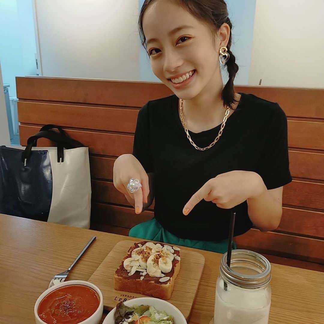 池端杏慈さんのインスタグラム写真 - (池端杏慈Instagram)「︎︎  食パン専門店のお店に！ 私はチョコバナナアーモンドを🍫🍌💓 めちゃ美味しくて一瞬で終わっちゃいました...🤤  #ニコラ#nicola#ニコモ #池端杏慈#アンジ」8月19日 19時22分 - lespros_anji