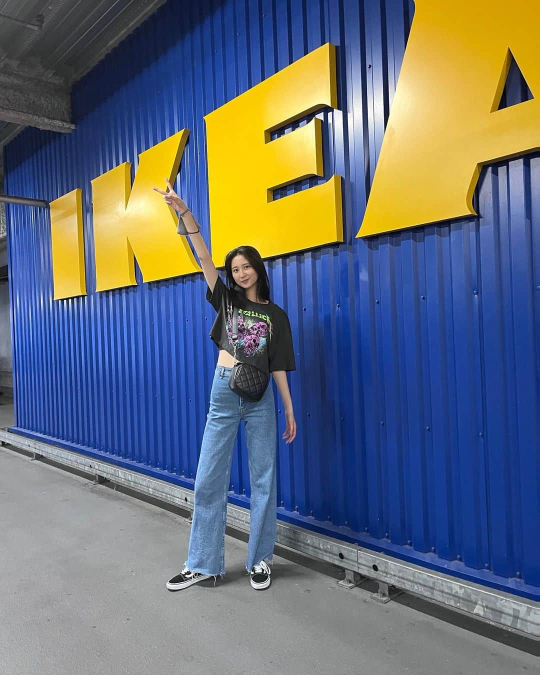 須藤紅さんのインスタグラム写真 - (須藤紅Instagram)「奇跡的に全てブレた写真たち。  ・ #ikea#椅子を買ったよ#ブレた写真 #fjk#06 #のばしかけ前髪#のばしかけボブ#ボブヘア#デニムコーデ#デニム#夏#夏コーデ」8月19日 19時31分 - beni0805