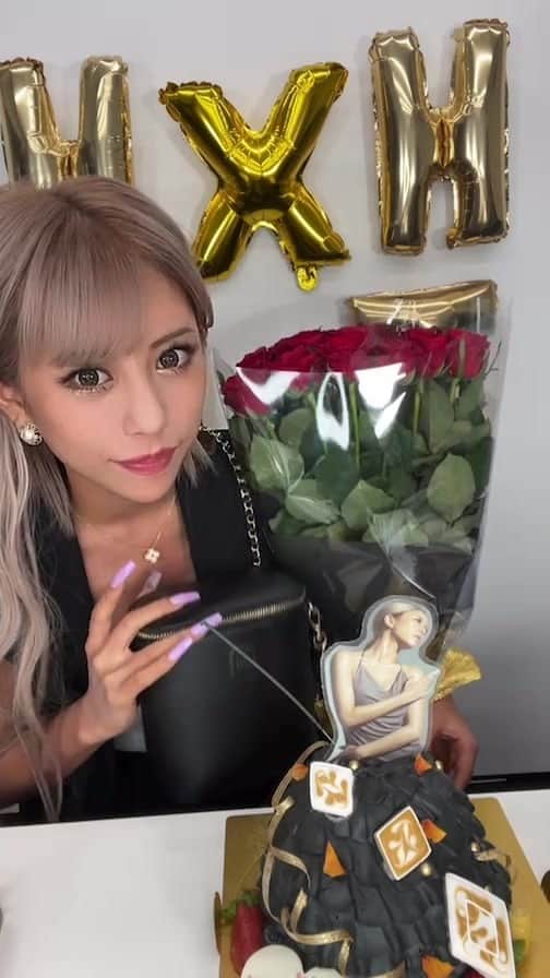 華のインスタグラム：「H×H １周年🎂🌹  8/20 AM10:00〜1周年を記念した限定の、バニティポーチに入ったスペシャルセットが発売✨  先日#deep goldがリニューアルした大人気のLa・make hyal eyesから、未発売のクッションファンデーションまでを網羅したHxHの世界に酔いしれるフルボディの1周年記念セット。  クッションファンデーションはまるで加工アプリを使ったような程よいツヤのある美しい仕上がりを叶えました。  気品あふれるホワイトフローラルムスクの香りが拘りポイント💠  さらに、HxHのすべてを愛してくれる皆様に、スペシャルな特典をご用意💐  【先着87名様限定】  新商品クッションファンデーションに華のサインとお名前(アルファベット表記)を刻印して9月から順次お届けです❤️」