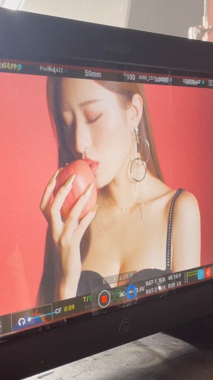MIYABIのインスタグラム：「何度キスしても足りない足りなぁい💋🍎  欲しがりさんっ🙈💜  沢山の方に見て頂けて嬉しいです🥹🙏  まだの方は是非BADな私達をチェックしてねっ😈  #cyberjapan #新曲mv  #セクシーシーン ❤️‍🔥」