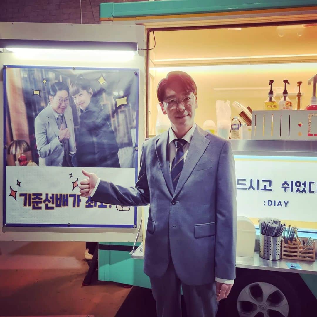 オム・ギジュンのインスタグラム：「내딸 지현아~ 고맙네~~ 잘 마실께~ㅎ 하루에 2대의 커피차가~~ㅎ 펜트팀 동료들덕에 호강하는 하루네~♡」